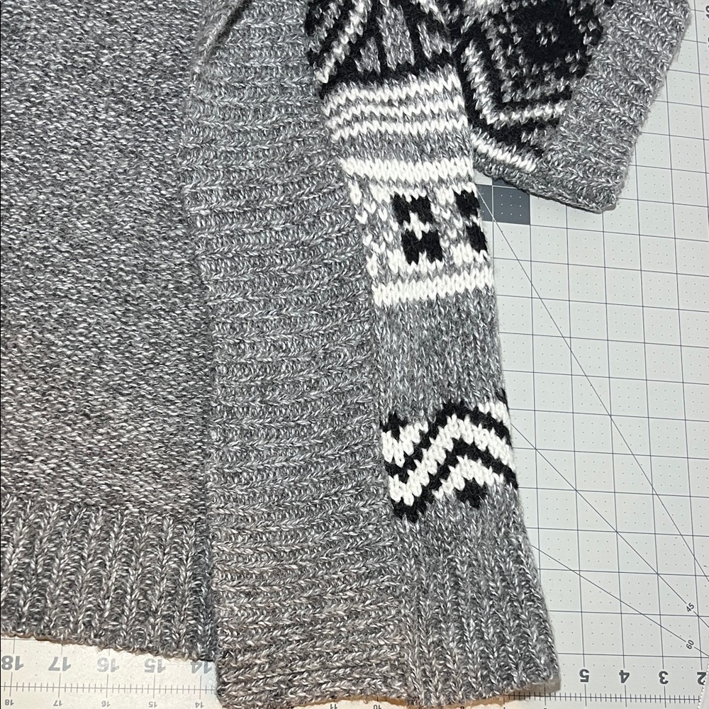 Old Navy Gray and Black Patterned Cardigan - Picture 5 of 7